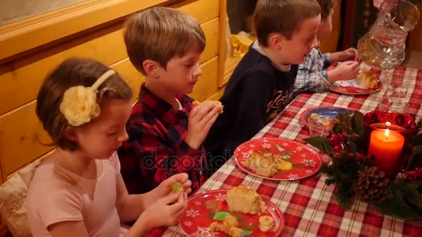 Gyerekek, a család karácsonyi vacsora — Stock videók