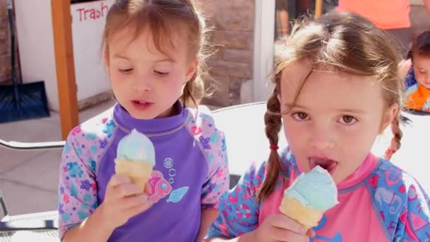 Enfants mangeant des cônes de crème glacée — Video