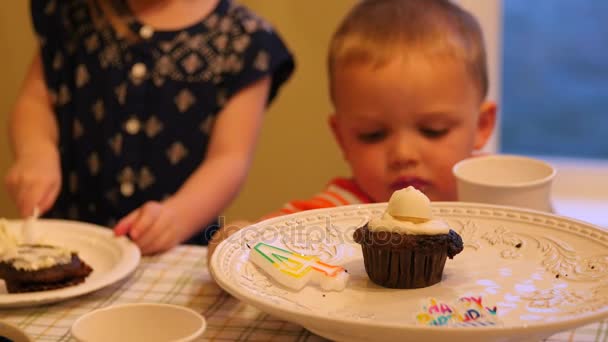 Niños comiendo cupcakes para la fiesta de cumpleaños — Vídeo de stock