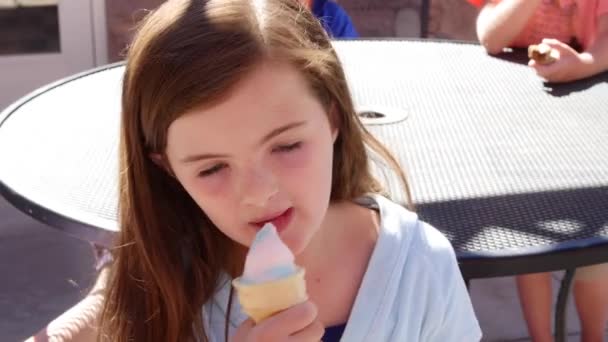 Niños comiendo conos de helado — Vídeo de stock