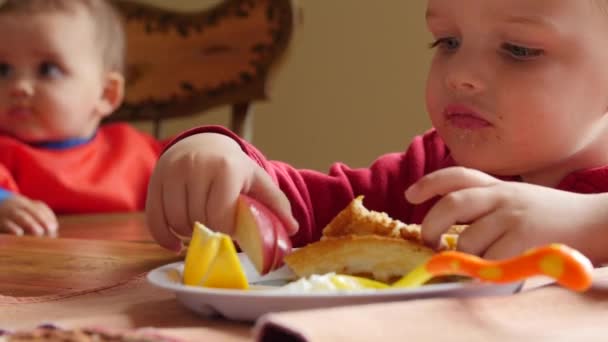 Τα παιδιά τρώνε το γεύμα τους στο τραπέζι — Αρχείο Βίντεο