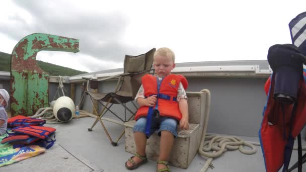 Une balade en famille sur un bateau de pêche dans l'océan — Video