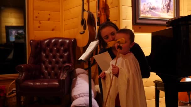 Enfants jouant la nativité lors d'une fête de Noël — Video