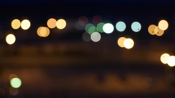 Luzes da cidade e tráfego à noite — Vídeo de Stock