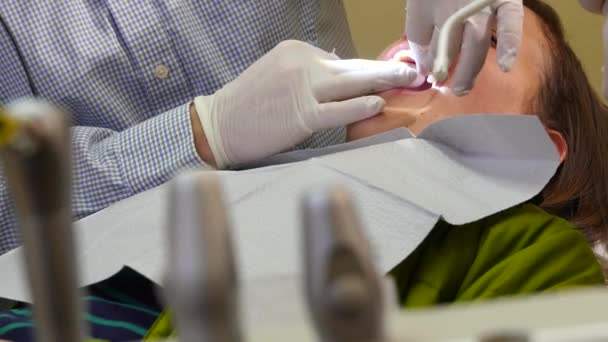 Pendekatan peralatan dokter gigi dan wanita di kantor — Stok Video