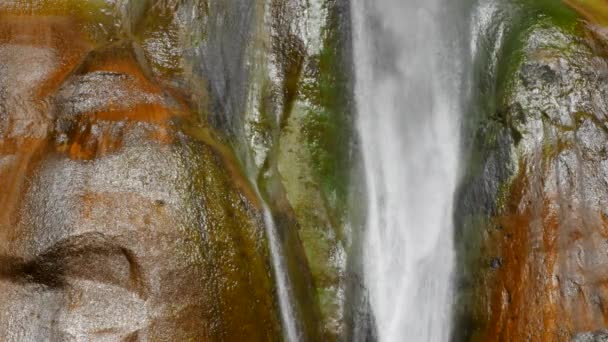 Ruisseau inférieur du veau tombe dans le désert — Video