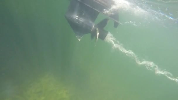 Barco cruzando un lago — Vídeo de stock