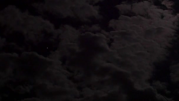 Nubes flotando a la luz de la luna — Vídeo de stock