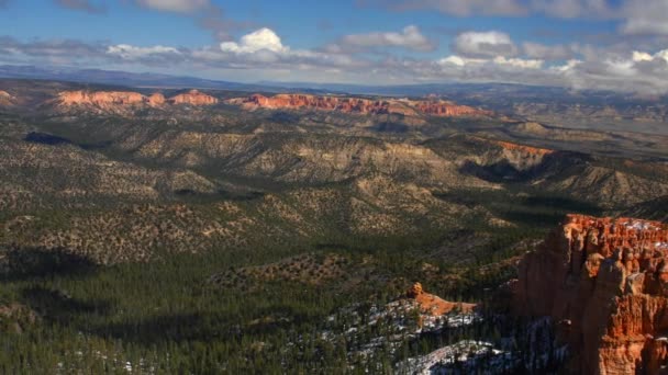 Nubes flotando sobre hoodoos — Vídeos de Stock