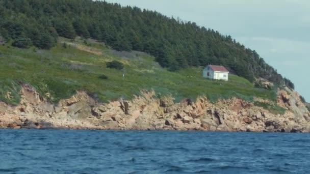 Kunyhó a Cape Breton szigeten óceán partvonala — Stock videók