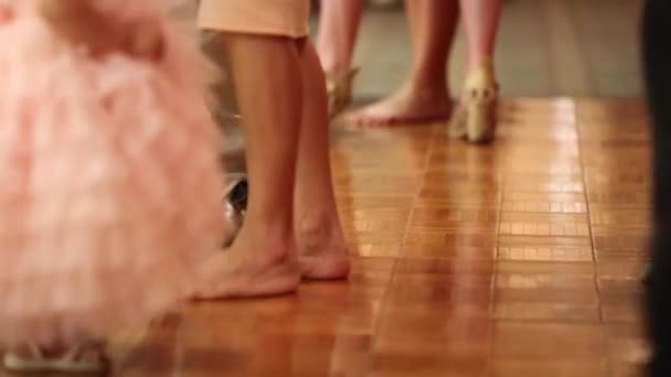 Ludzie tańczą na przyjęcie weselne — Wideo stockowe