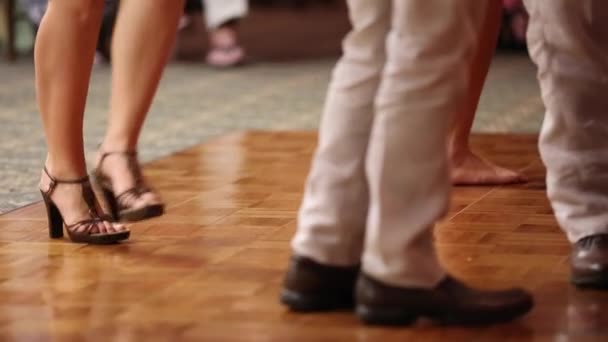 Люди танцуют на свадебном приеме — стоковое видео