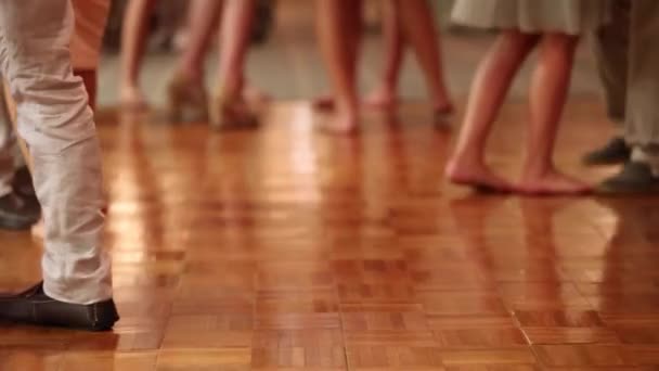 Gente bailando en una recepción de boda — Vídeo de stock