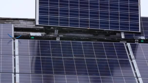 Tripulación de los hombres que instalan paneles solares — Vídeos de Stock