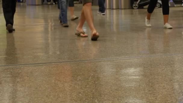Havaalanında geceleri yürüyen kalabalık — Stok video