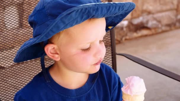 Jongen eten een strawberry ice cream ik — Stockvideo