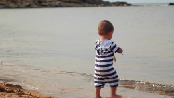 Niño en la arena en la playa del océano — Vídeos de Stock