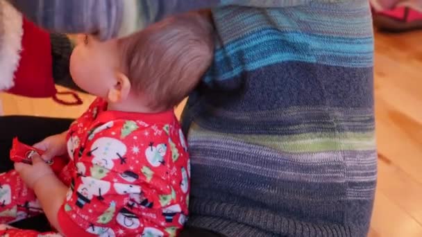 Bebé mirando a través de su media de Navidad — Vídeos de Stock