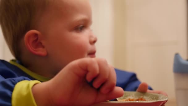 Jongen eet een kom vol spaghetti — Stockvideo