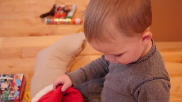 Niño mirando a través de su media de Navidad — Vídeo de stock