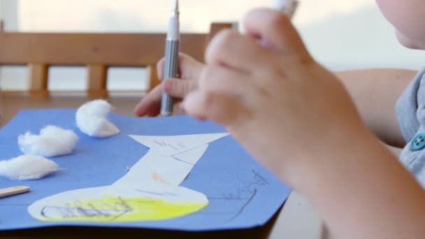 Niño haciendo y colorear un helicóptero en papel — Vídeo de stock