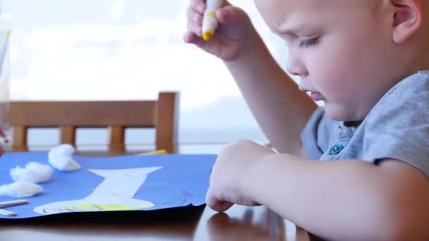 Boy makes and colors a helicopter on paper — Stock Video