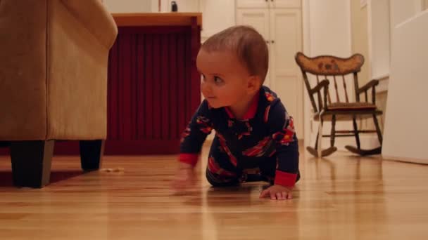 Menino brincando em um chão em casa à noite — Vídeo de Stock