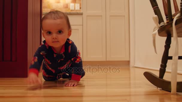 Niño jugando en un piso de casa por la noche — Vídeo de stock