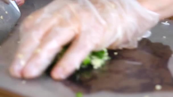 在她的厨房莎莎切割胡椒 — 图库视频影像