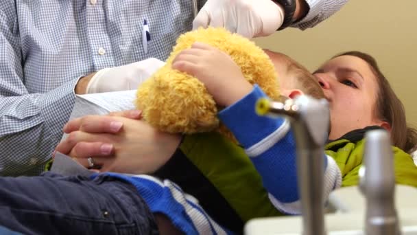 Dokter gigi bekerja pada gigi anak kecil — Stok Video