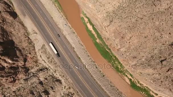 Coches que conducen en un cañón del desierto por el río — Vídeos de Stock