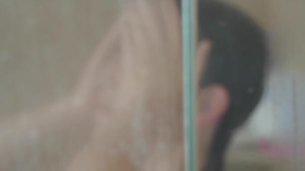 Schöne Frau Waschen Gesicht in der Dusche — Stockvideo