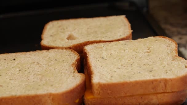 Μητέρα μαγείρεμα στη σχάρα τυρί σάντουιτς — Αρχείο Βίντεο