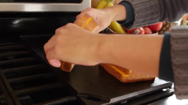 Жінка готує бутерброди з сиром на грилі — стокове відео