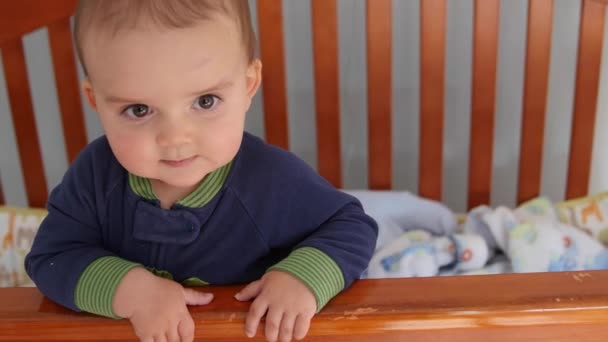 Entzückender kleiner Junge in einem Kinderbett — Stockvideo