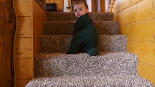 Baby traveling up stairs — Stock Video