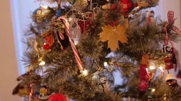 Hermosos adornos de Navidad en el árbol — Vídeos de Stock