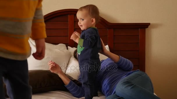 Family on hotel room bed — Stock Video