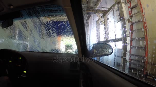 Um interior de um carro sendo limpo em uma lavagem de carro — Vídeo de Stock