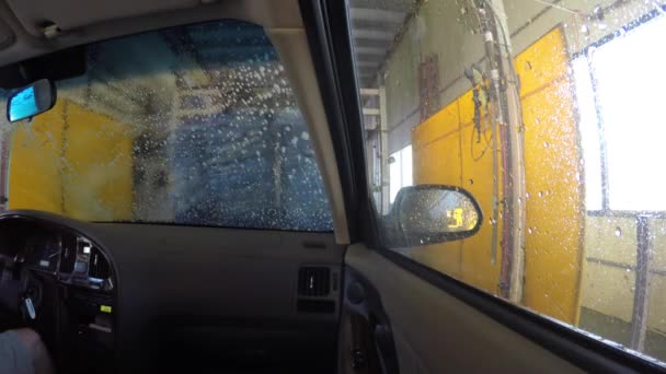 Um interior de carro sendo limpo em uma lavagem de carro — Vídeo de Stock
