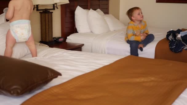 Superleuke jongens op hotel kamer bed — Stockvideo