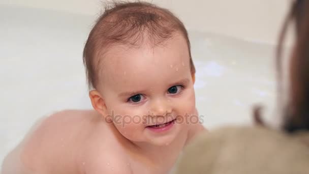 Erkek bebek banyo veren anne — Stok video