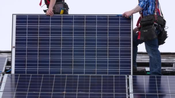 Bemanning van mannen installeren van zonnepanelen — Stockvideo