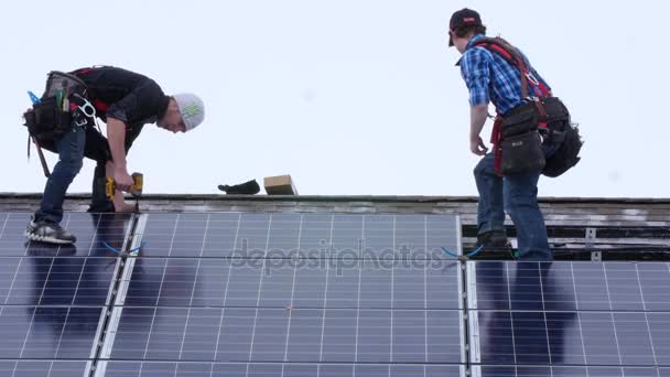 Tripulação de homens instalando painéis solares — Vídeo de Stock