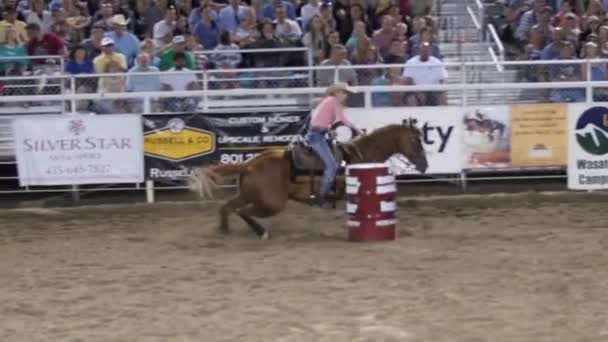 Fassrennfahrer beim prca oakley rodeo — Stockvideo