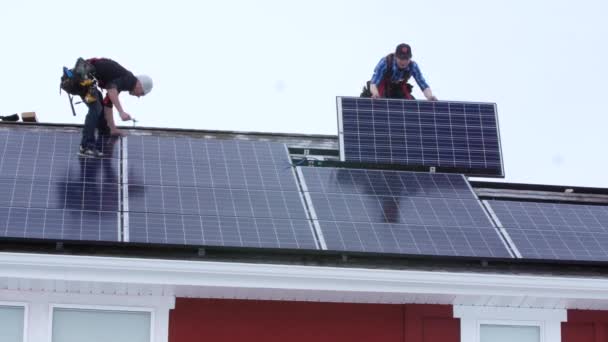 Crew of men installing solar panels — Stock Video