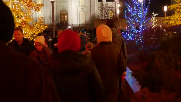 Eine Familie Betrachtet Die Weihnachtsbeleuchtung Auf Dem Tempelplatz Der Salzseestadt — Stockvideo