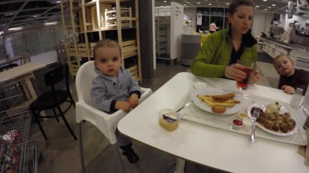 Famille manger de la nourriture chez IKEA — Video