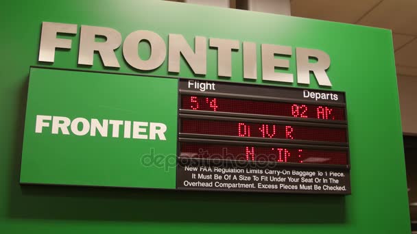 Grenzübergang Flughafenschild mit Informationen — Stockvideo