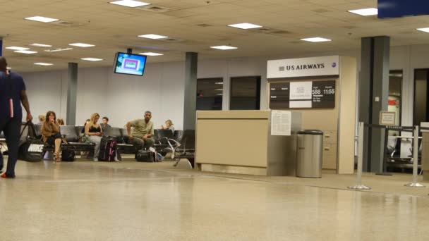 Gente Espera Terminal Del Aeropuerto Próximo Vuelo — Vídeos de Stock